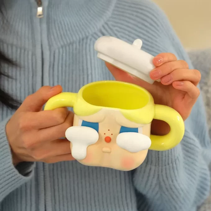CRYBABY Sad Club Series – Tazza in ceramica (dorata)