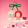 CRYBABY Serie Crying For Love – Biglietto di peluche in vinile da appendere (Ti amo molto, Cherry)