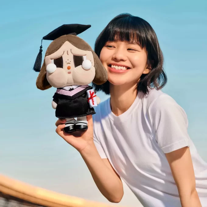 CRYBABY Sunset Concert Series – Bambola di peluche CRYBABY Sunset Concert Series – Bambola di peluche