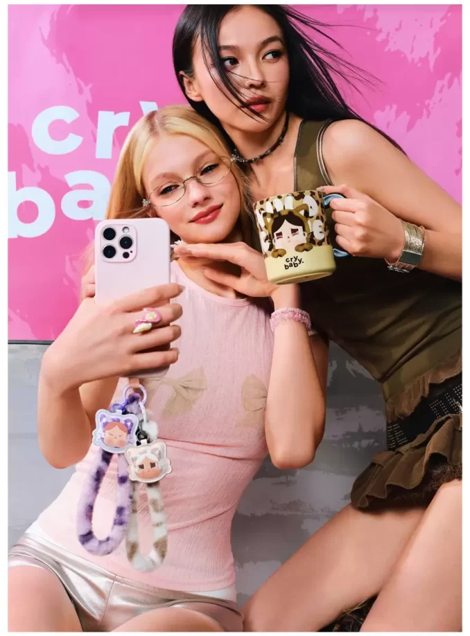 CRYBABY Wild But Cutie Series – Scatola cieca con ciondolo per telefono CRYBABY Wild But Cutie Series – Scatola cieca con ciondolo per telefono