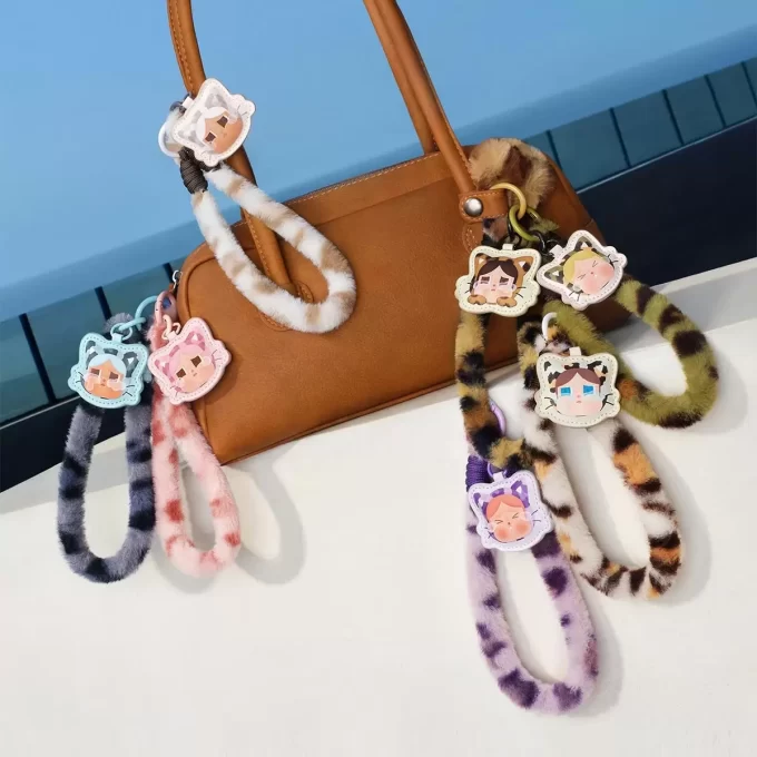 CRYBABY Wild But Cutie Series – Scatola cieca con ciondolo per telefono CRYBABY Wild But Cutie Series – Scatola cieca con ciondolo per telefono