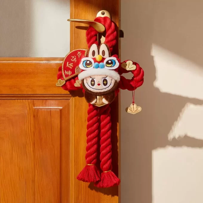 Serie di festeggiamenti per il nuovo anno di Wealthy Snake – Decorazione per porta in peluche LABUBU