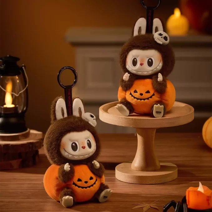 Serie Happy Halloween Party – Ciondolo in peluche in vinile a forma di zucca seduta