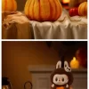 Serie Happy Halloween Party – Ciondolo in peluche in vinile a forma di zucca seduta