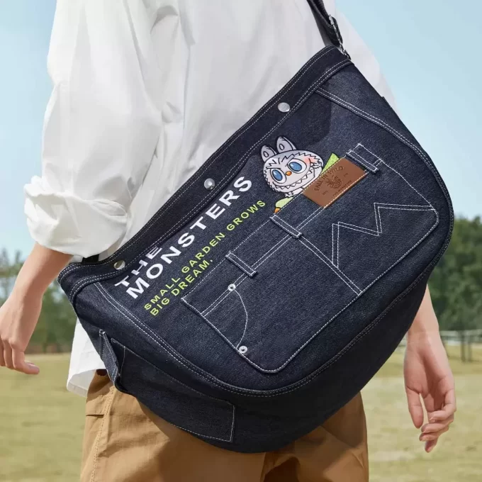 SERIE I MOSTRI CADONO NELLA NATURA SELVAGGIA – Borsa a tracolla in denim