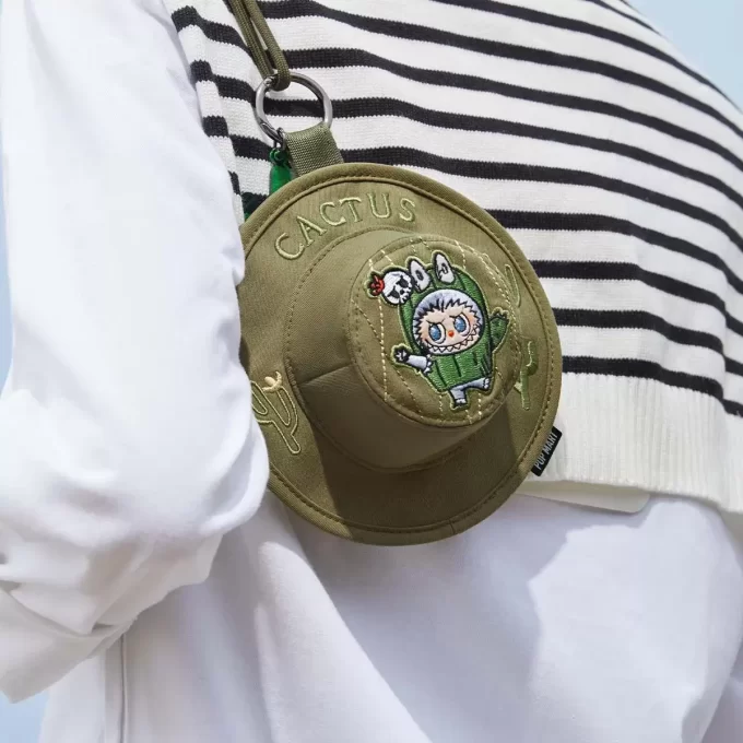 SERIE I MOSTRI CADONO NELLA NATURA SELVAGGIA – Mini borsa con cappello a secchiello e scatola portaoggetti SERIE I MOSTRI CADONO NELLA NATURA SELVAGGIA – Mini borsa con cappello a secchiello e scatola portaoggetti