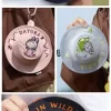 SERIE I MOSTRI CADONO NELLA NATURA SELVAGGIA – Mini borsa con cappello a secchiello e scatola portaoggetti SERIE I MOSTRI CADONO NELLA NATURA SELVAGGIA – Mini borsa con cappello a secchiello e scatola portaoggetti