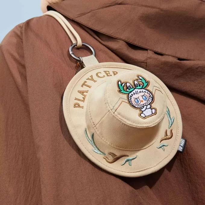 SERIE I MOSTRI CADONO NELLA NATURA SELVAGGIA – Mini borsa con cappello a secchiello e scatola portaoggetti SERIE I MOSTRI CADONO NELLA NATURA SELVAGGIA – Mini borsa con cappello a secchiello e scatola portaoggetti