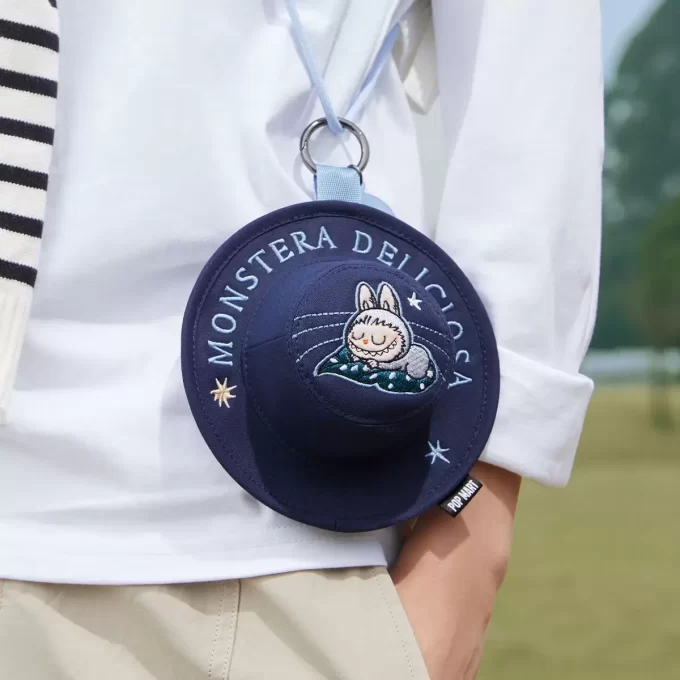 SERIE I MOSTRI CADONO NELLA NATURA SELVAGGIA – Mini borsa con cappello a secchiello e scatola portaoggetti SERIE I MOSTRI CADONO NELLA NATURA SELVAGGIA – Mini borsa con cappello a secchiello e scatola portaoggetti