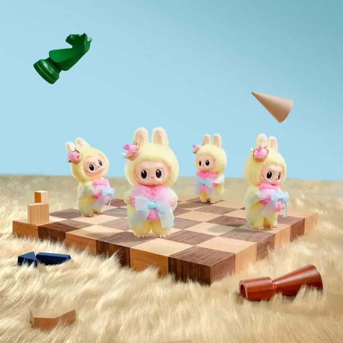 THE MONSTERS Let’s Checkmate Series – Peluche in vinile da appendere